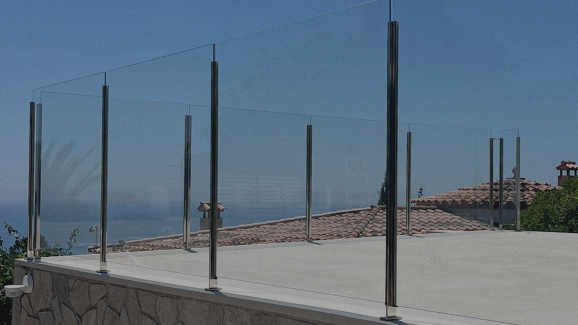 Baranda de inoxidable y vidrio en terraza con vistas al mar