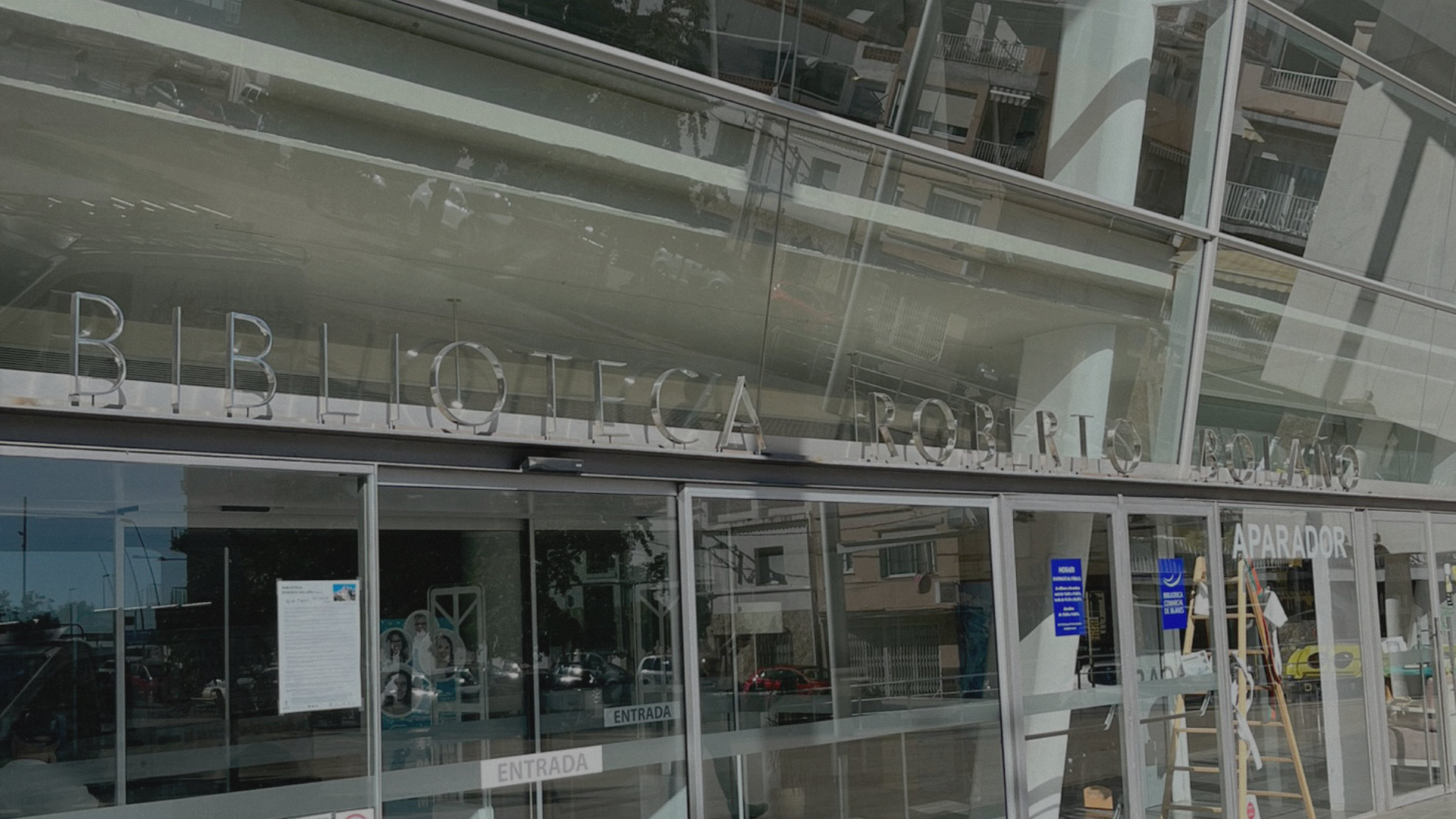 Letras metálicas en fachada de biblioteca