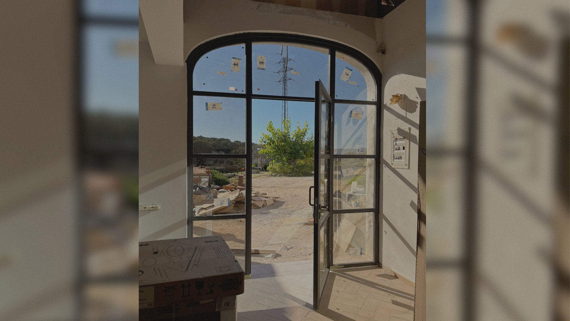 Puerta de hierro con arco en vivienda
